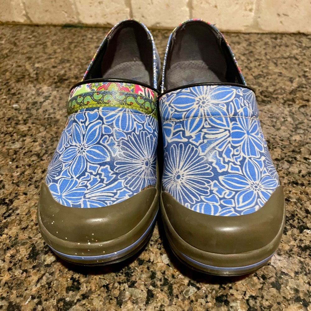 Dansko Women’s Clogs, size 5.5 - Picture 2 of 5